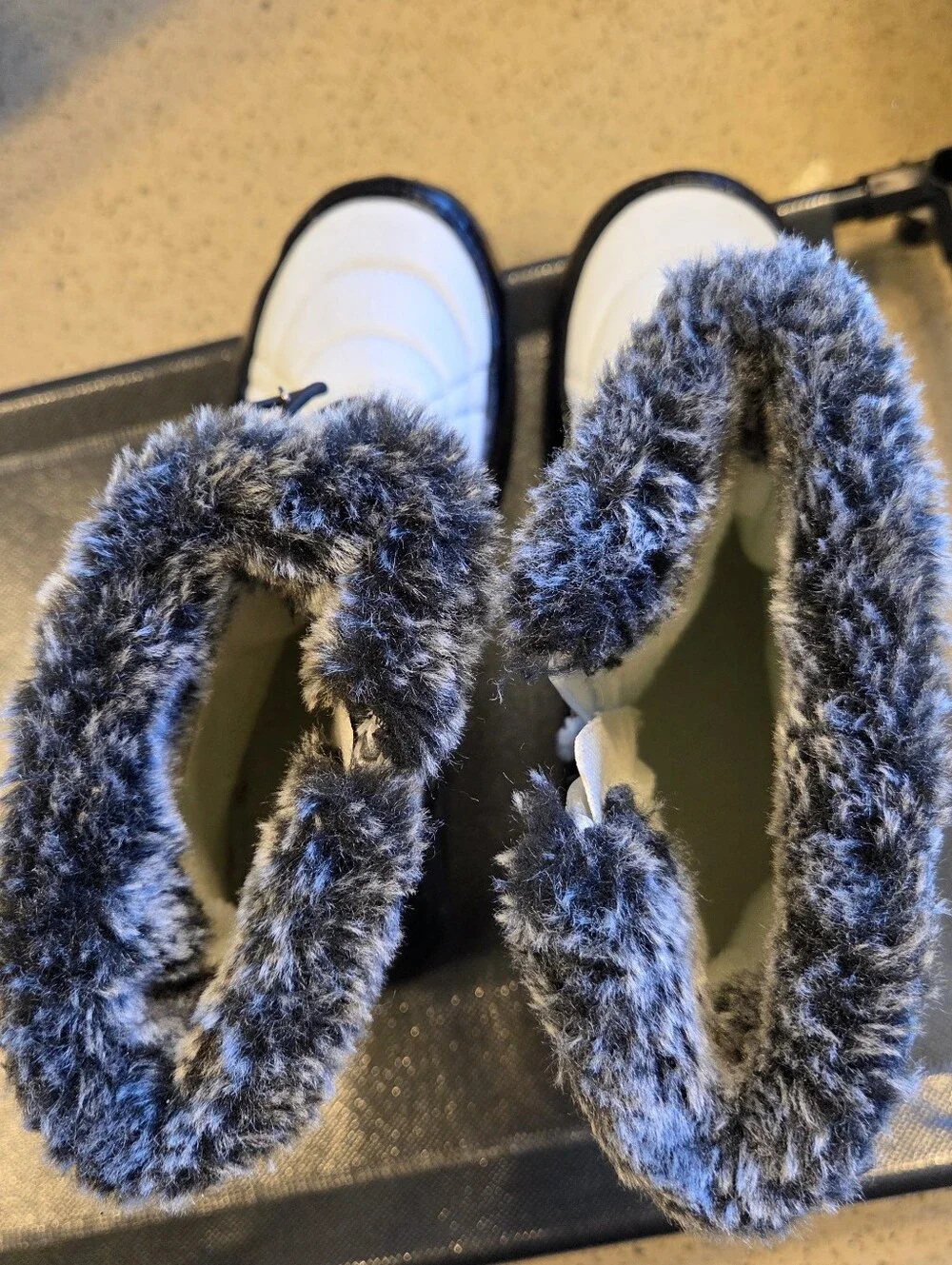 Totes Ella Girls Winter Snow Boots Size 6M White Black Faux Fur Waterproof